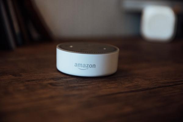 Alexa på et bord